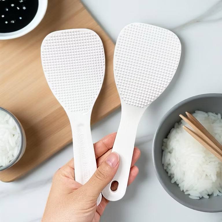 [100]Muỗng xới cơm chấm bi nhựa VIỆT NHẬT – Chống dính – Vá bới cơm 2851